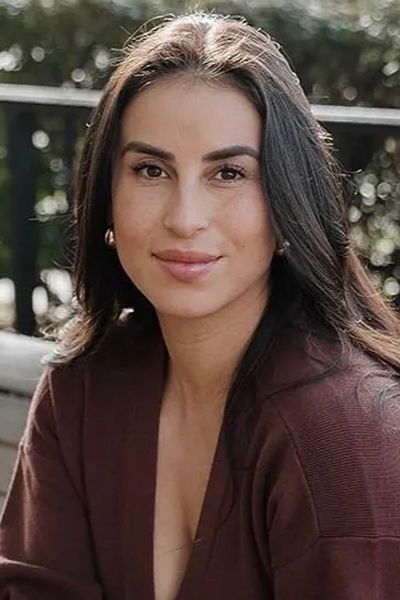 Itzel Zanderzuk, Community and Financial Empowerment